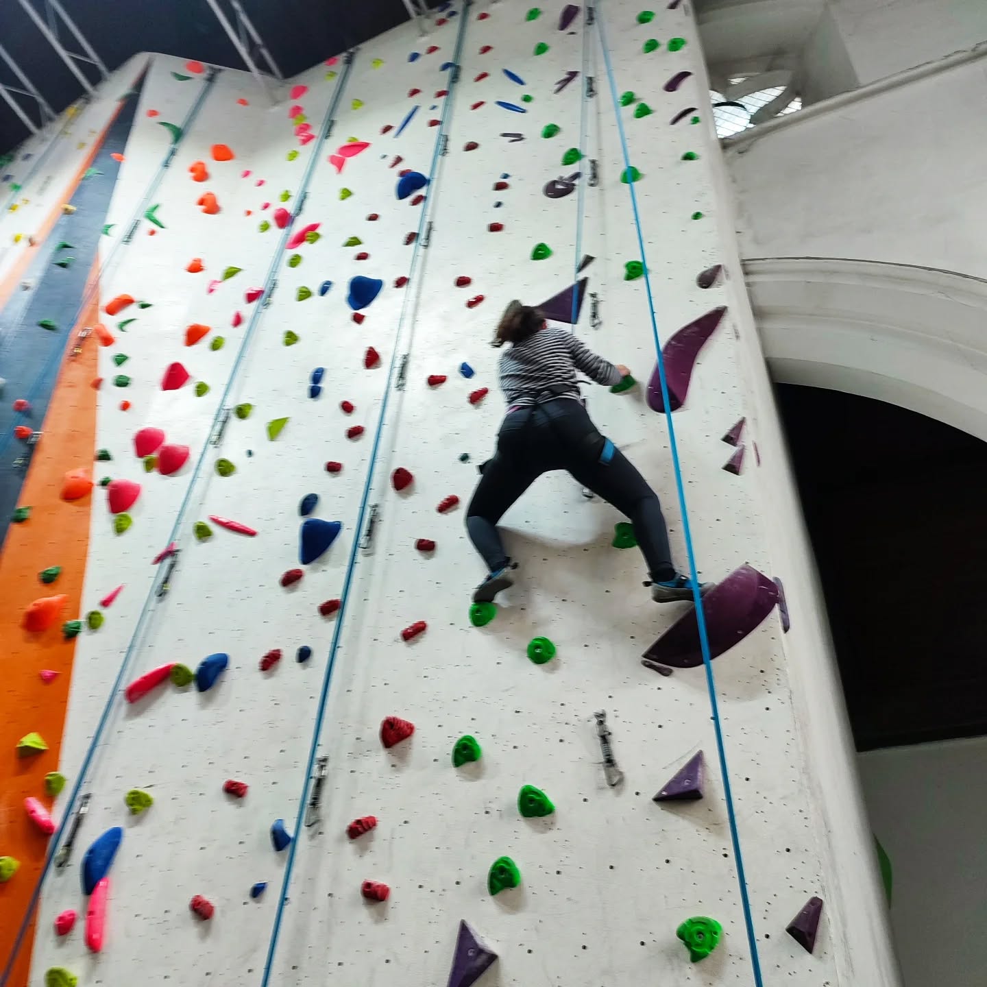 My first time climbing experience today 😃 No vertigo - that's a good sign 👍🏻 Just my legs felt like a jelly and my arms were killing me 🤣

@overhangcarmarthen 💜

That was fun ❤️ 

When was the last time you tried something new? 😉

#climbing #bouldering #ClimbingFun #carmarthenshire #CarmarthenshireEvents #carmarthen #westwales #carmarthenclimbingcentre